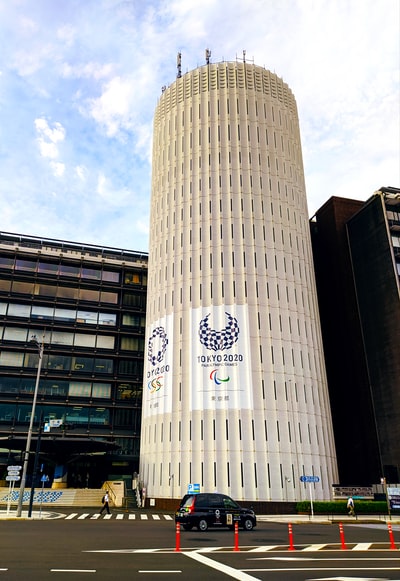 白色混凝土建筑白天